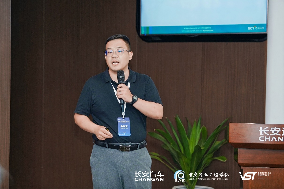 戴帽子的人在电视前AI 天生的内容可能不正确。